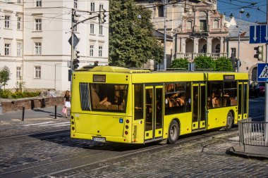 Lviv, Ukrayna, 18 Ağustos 2024 Otobüs Lviv caddelerinde yuvarlanıyor. Kamu hizmetleri savaşa ve şehre Rus silahlı kuvvetlerinin saldırısına rağmen faaliyet gösteriyor..