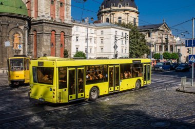 Lviv, Ukrayna, 18 Ağustos 2024 Otobüs Lviv caddelerinde yuvarlanıyor. Kamu hizmetleri savaşa ve şehre Rus silahlı kuvvetlerinin saldırısına rağmen faaliyet gösteriyor..