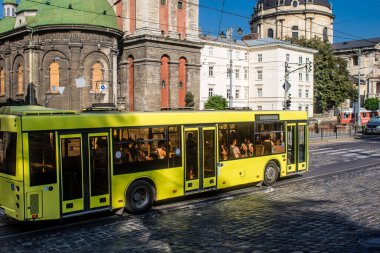 Lviv, Ukrayna, 18 Ağustos 2024 Otobüs Lviv caddelerinde yuvarlanıyor. Kamu hizmetleri savaşa ve şehre Rus silahlı kuvvetlerinin saldırısına rağmen faaliyet gösteriyor..