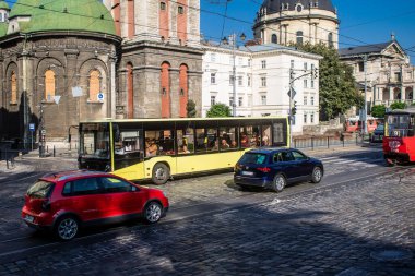 Lviv, Ukrayna, 18 Ağustos 2024 Otobüs Lviv caddelerinde yuvarlanıyor. Kamu hizmetleri savaşa ve şehre Rus silahlı kuvvetlerinin saldırısına rağmen faaliyet gösteriyor..