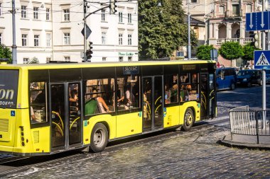 Lviv, Ukrayna, 18 Ağustos 2024 Otobüs Lviv caddelerinde yuvarlanıyor. Kamu hizmetleri savaşa ve şehre Rus silahlı kuvvetlerinin saldırısına rağmen faaliyet gösteriyor..