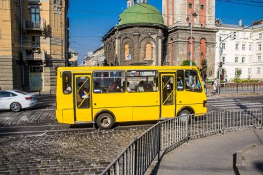 Lviv, Ukrayna, 18 Ağustos 2024 Otobüs Lviv caddelerinde yuvarlanıyor. Kamu hizmetleri savaşa ve şehre Rus silahlı kuvvetlerinin saldırısına rağmen faaliyet gösteriyor..