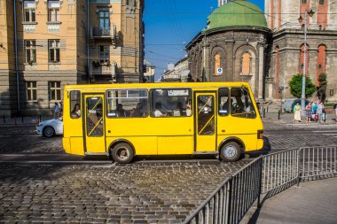 Lviv, Ukrayna, 18 Ağustos 2024 Otobüs Lviv caddelerinde yuvarlanıyor. Kamu hizmetleri savaşa ve şehre Rus silahlı kuvvetlerinin saldırısına rağmen faaliyet gösteriyor..