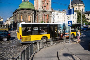 Lviv, Ukrayna, 18 Ağustos 2024 Otobüs Lviv caddelerinde yuvarlanıyor. Kamu hizmetleri savaşa ve şehre Rus silahlı kuvvetlerinin saldırısına rağmen faaliyet gösteriyor..