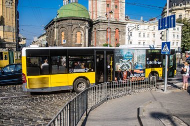 Lviv, Ukrayna, 18 Ağustos 2024 Otobüs Lviv caddelerinde yuvarlanıyor. Kamu hizmetleri savaşa ve şehre Rus silahlı kuvvetlerinin saldırısına rağmen faaliyet gösteriyor..