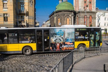 Lviv, Ukrayna, 18 Ağustos 2024 Otobüs Lviv caddelerinde yuvarlanıyor. Kamu hizmetleri savaşa ve şehre Rus silahlı kuvvetlerinin saldırısına rağmen faaliyet gösteriyor..