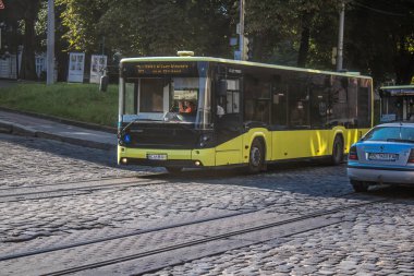 Lviv, Ukrayna, 18 Ağustos 2024 Otobüs Lviv caddelerinde yuvarlanıyor. Kamu hizmetleri savaşa ve şehre Rus silahlı kuvvetlerinin saldırısına rağmen faaliyet gösteriyor..