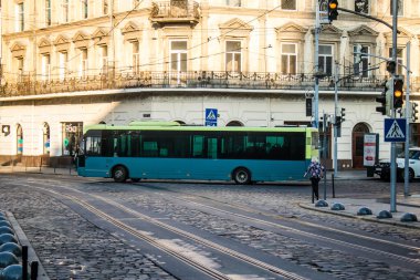 Lviv, Ukrayna, 18 Ağustos 2024 Otobüs Lviv caddelerinde yuvarlanıyor. Kamu hizmetleri savaşa ve şehre Rus silahlı kuvvetlerinin saldırısına rağmen faaliyet gösteriyor..