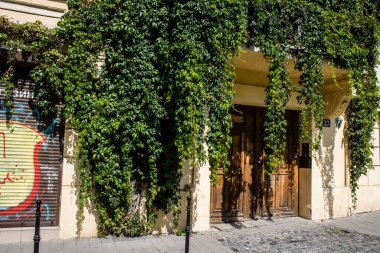 Lviv, Ukrayna, 18 Ağustos 2024 Lviv şehri. Rusya ile savaş sırasında, Lviv binaları Rus füzeleri tarafından tehdit ediliyor ve hedef alınıyordu. Altyapı ve binalar birincil hedeflerdir.