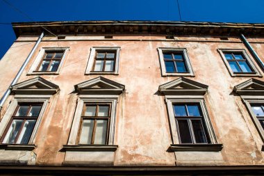 Lviv, Ukrayna, 18 Ağustos 2024 Lviv şehri. Rusya ile savaş sırasında, Lviv binaları Rus füzeleri tarafından tehdit ediliyor ve hedef alınıyordu. Altyapı ve binalar birincil hedeflerdir.