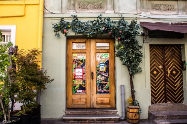 Lviv, Ukrayna, 18 Ağustos 2024 Lviv şehri. Rusya ile savaş sırasında, Lviv binaları Rus füzeleri tarafından tehdit ediliyor ve hedef alınıyordu. Altyapı ve binalar birincil hedeflerdir.