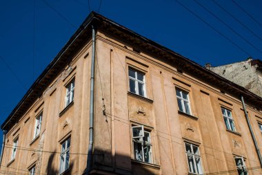 Lviv, Ukrayna, 18 Ağustos 2024 Lviv şehri. Rusya ile savaş sırasında, Lviv binaları Rus füzeleri tarafından tehdit ediliyor ve hedef alınıyordu. Altyapı ve binalar birincil hedeflerdir.