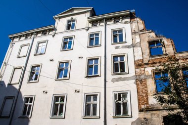 Lviv, Ukrayna, 18 Ağustos 2024 Lviv şehri. Rusya ile savaş sırasında, Lviv binaları Rus füzeleri tarafından tehdit ediliyor ve hedef alınıyordu. Altyapı ve binalar birincil hedeflerdir.
