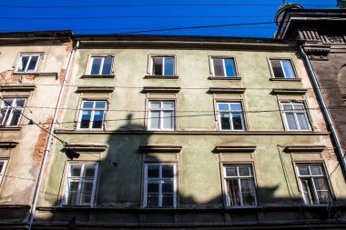 Lviv, Ukrayna, 18 Ağustos 2024 Lviv şehri. Rusya ile savaş sırasında, Lviv binaları Rus füzeleri tarafından tehdit ediliyor ve hedef alınıyordu. Altyapı ve binalar birincil hedeflerdir.