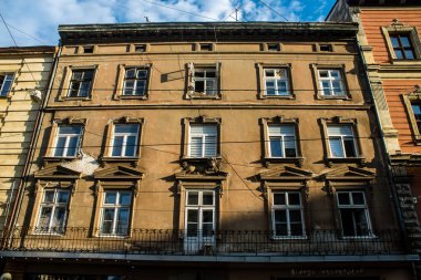 Lviv, Ukrayna, 18 Ağustos 2024 Lviv şehri. Rusya ile savaş sırasında, Lviv binaları Rus füzeleri tarafından tehdit ediliyor ve hedef alınıyordu. Altyapı ve binalar birincil hedeflerdir.