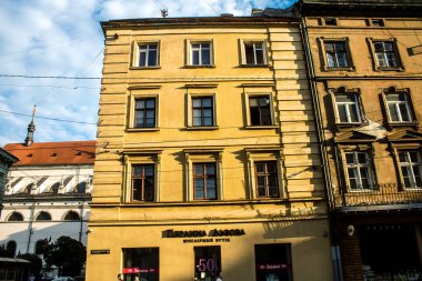 Lviv, Ukrayna, 18 Ağustos 2024 Lviv şehri. Rusya ile savaş sırasında, Lviv binaları Rus füzeleri tarafından tehdit ediliyor ve hedef alınıyordu. Altyapı ve binalar birincil hedeflerdir.