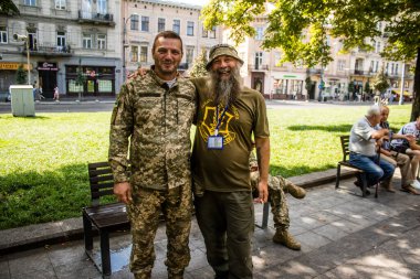 Lviv, Ukrayna, 18 Ağustos 2024 Yabancı Lejyonun Kolombiyalı savaşçıları Ukrayna 'nın Lviv şehrinde dinleniyorlar. Savaş alanına dönmeden önce şehri ziyaret etme fırsatını değerlendiriyorlar..