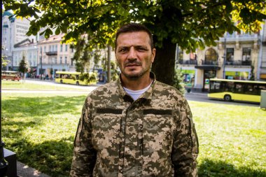 Lviv, Ukrayna, 18 Ağustos 2024 Yabancı Lejyonun Kolombiyalı savaşçıları Ukrayna 'nın Lviv şehrinde dinleniyorlar. Savaş alanına dönmeden önce şehri ziyaret etme fırsatını değerlendiriyorlar..