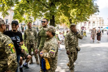 Lviv, Ukrayna, 18 Ağustos 2024 Yabancı Lejyonun Kolombiyalı savaşçıları Ukrayna 'nın Lviv şehrinde dinleniyorlar. Savaş alanına dönmeden önce şehri ziyaret etme fırsatını değerlendiriyorlar..