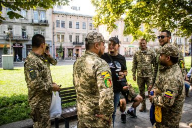 Lviv, Ukrayna, 18 Ağustos 2024 Yabancı Lejyonun Kolombiyalı savaşçıları Ukrayna 'nın Lviv şehrinde dinleniyorlar. Savaş alanına dönmeden önce şehri ziyaret etme fırsatını değerlendiriyorlar..