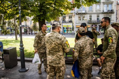 Lviv, Ukrayna, 18 Ağustos 2024 Yabancı Lejyonun Kolombiyalı savaşçıları Ukrayna 'nın Lviv şehrinde dinleniyorlar. Savaş alanına dönmeden önce şehri ziyaret etme fırsatını değerlendiriyorlar..