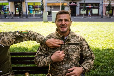 Lviv, Ukrayna, 18 Ağustos 2024 Yabancı Lejyonun Kolombiyalı savaşçıları Ukrayna 'nın Lviv şehrinde dinleniyorlar. Savaş alanına dönmeden önce şehri ziyaret etme fırsatını değerlendiriyorlar..