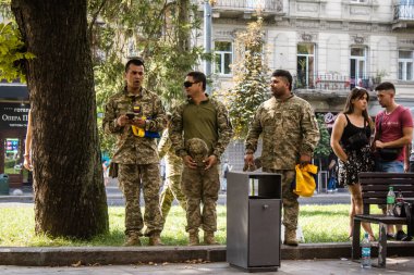 Lviv, Ukrayna, 18 Ağustos 2024 Yabancı Lejyonun Kolombiyalı savaşçıları Ukrayna 'nın Lviv şehrinde dinleniyorlar. Savaş alanına dönmeden önce şehri ziyaret etme fırsatını değerlendiriyorlar..