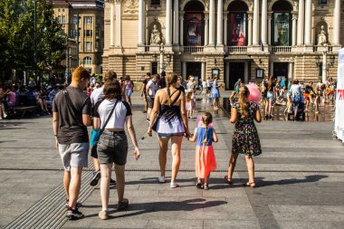 Lviv, Ukrayna, 18 Ağustos 2024 Lviv sakinleri ve turistler tarihi şehir merkezinde yürüyorlar. Ülke savaşta olmasına rağmen, çoğu işletme açık ve insanlar normal bir hayat yaşamaya çalışıyor..