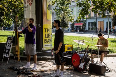 Lviv, Ukrayna, 18 Ağustos 2024 Lviv sakinleri ve turistler tarihi şehir merkezinde yürüyorlar. Ülke savaşta olmasına rağmen, çoğu işletme açık ve insanlar normal bir hayat yaşamaya çalışıyor..