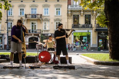 Lviv, Ukrayna, 18 Ağustos 2024 Lviv sakinleri ve turistler tarihi şehir merkezinde yürüyorlar. Ülke savaşta olmasına rağmen, çoğu işletme açık ve insanlar normal bir hayat yaşamaya çalışıyor..