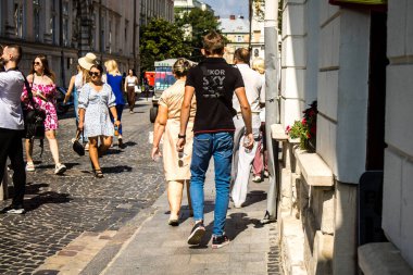 Lviv, Ukrayna, 18 Ağustos 2024 Lviv sakinleri ve turistler tarihi şehir merkezinde yürüyorlar. Ülke savaşta olmasına rağmen, çoğu işletme açık ve insanlar normal bir hayat yaşamaya çalışıyor..