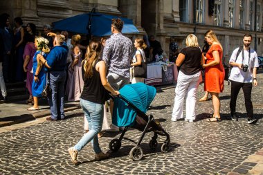 Lviv, Ukrayna, 18 Ağustos 2024 Lviv sakinleri ve turistler tarihi şehir merkezinde yürüyorlar. Ülke savaşta olmasına rağmen, çoğu işletme açık ve insanlar normal bir hayat yaşamaya çalışıyor..