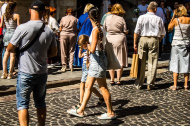 Lviv, Ukrayna, 18 Ağustos 2024 Lviv sakinleri ve turistler tarihi şehir merkezinde yürüyorlar. Ülke savaşta olmasına rağmen, çoğu işletme açık ve insanlar normal bir hayat yaşamaya çalışıyor..