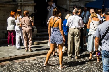 Lviv, Ukrayna, 18 Ağustos 2024 Lviv sakinleri ve turistler tarihi şehir merkezinde yürüyorlar. Ülke savaşta olmasına rağmen, çoğu işletme açık ve insanlar normal bir hayat yaşamaya çalışıyor..