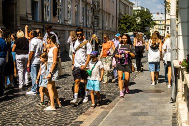 Lviv, Ukrayna, 18 Ağustos 2024 Lviv sakinleri ve turistler tarihi şehir merkezinde yürüyorlar. Ülke savaşta olmasına rağmen, çoğu işletme açık ve insanlar normal bir hayat yaşamaya çalışıyor..