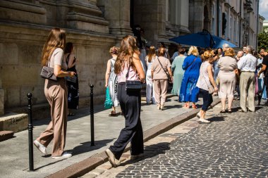 Lviv, Ukrayna, 18 Ağustos 2024 Lviv sakinleri ve turistler tarihi şehir merkezinde yürüyorlar. Ülke savaşta olmasına rağmen, çoğu işletme açık ve insanlar normal bir hayat yaşamaya çalışıyor..