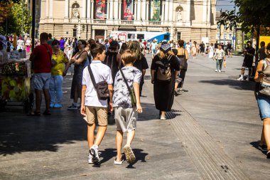 Lviv, Ukrayna, 18 Ağustos 2024 Lviv sakinleri ve turistler tarihi şehir merkezinde yürüyorlar. Ülke savaşta olmasına rağmen, çoğu işletme açık ve insanlar normal bir hayat yaşamaya çalışıyor..