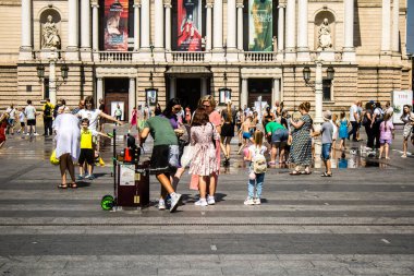 Lviv, Ukrayna, 18 Ağustos 2024 Lviv sakinleri ve turistler tarihi şehir merkezinde yürüyorlar. Ülke savaşta olmasına rağmen, çoğu işletme açık ve insanlar normal bir hayat yaşamaya çalışıyor..
