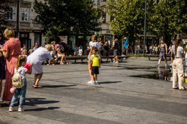 Lviv, Ukrayna, 18 Ağustos 2024 Lviv sakinleri ve turistler tarihi şehir merkezinde yürüyorlar. Ülke savaşta olmasına rağmen, çoğu işletme açık ve insanlar normal bir hayat yaşamaya çalışıyor..