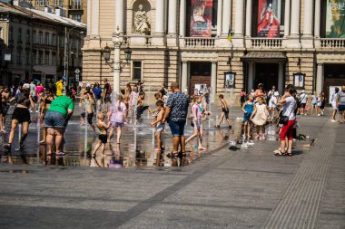 Lviv, Ukrayna, 18 Ağustos 2024 Lviv sakinleri ve turistler tarihi şehir merkezinde yürüyorlar. Ülke savaşta olmasına rağmen, çoğu işletme açık ve insanlar normal bir hayat yaşamaya çalışıyor..