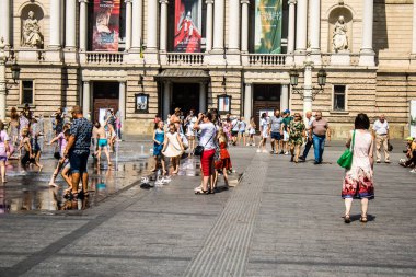 Lviv, Ukrayna, 18 Ağustos 2024 Lviv sakinleri ve turistler tarihi şehir merkezinde yürüyorlar. Ülke savaşta olmasına rağmen, çoğu işletme açık ve insanlar normal bir hayat yaşamaya çalışıyor..