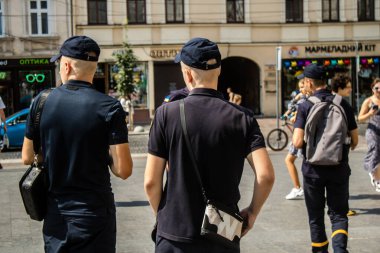 Lviv, Ukrayna, 18 Ağustos 2024 Lviv sakinleri ve turistler tarihi şehir merkezinde yürüyorlar. Ülke savaşta olmasına rağmen, çoğu işletme açık ve insanlar normal bir hayat yaşamaya çalışıyor..