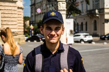 Lviv, Ukrayna, 18 Ağustos 2024 Lviv sakinleri ve turistler tarihi şehir merkezinde yürüyorlar. Ülke savaşta olmasına rağmen, çoğu işletme açık ve insanlar normal bir hayat yaşamaya çalışıyor..