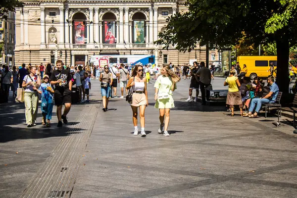 Lviv, Ukrayna, 18 Ağustos 2024 Lviv sakinleri ve turistler tarihi şehir merkezinde yürüyorlar. Ülke savaşta olmasına rağmen, çoğu işletme açık ve insanlar normal bir hayat yaşamaya çalışıyor..