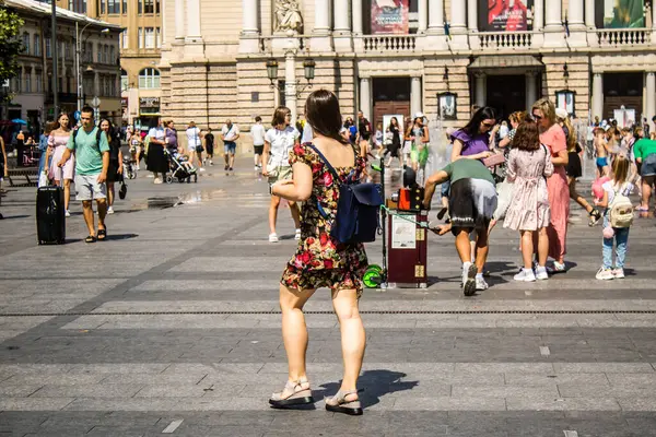 Lviv, Ukrayna, 18 Ağustos 2024 Lviv sakinleri ve turistler tarihi şehir merkezinde yürüyorlar. Ülke savaşta olmasına rağmen, çoğu işletme açık ve insanlar normal bir hayat yaşamaya çalışıyor..