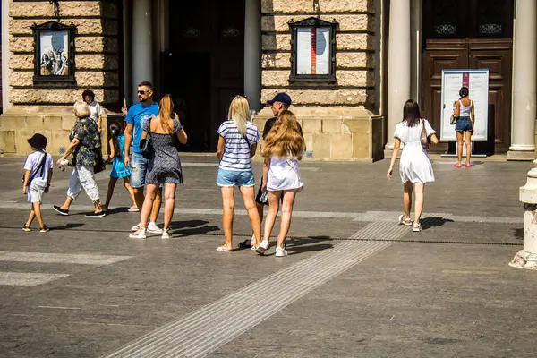 Lviv, Ukrayna, 18 Ağustos 2024 Lviv sakinleri ve turistler tarihi şehir merkezinde yürüyorlar. Ülke savaşta olmasına rağmen, çoğu işletme açık ve insanlar normal bir hayat yaşamaya çalışıyor..