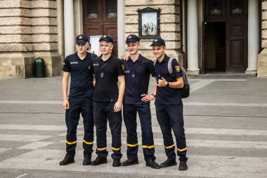 Lviv, Ukrayna, 18 Ağustos 2024 Lviv sakinleri ve turistler tarihi şehir merkezinde yürüyorlar. Ülke savaşta olmasına rağmen, çoğu işletme açık ve insanlar normal bir hayat yaşamaya çalışıyor..