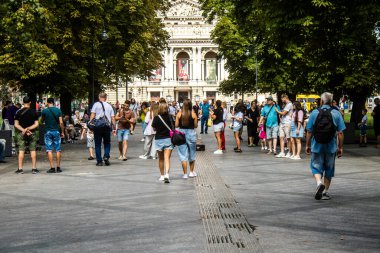 Lviv, Ukrayna, 18 Ağustos 2024 Lviv sakinleri ve turistler tarihi şehir merkezinde yürüyorlar. Ülke savaşta olmasına rağmen, çoğu işletme açık ve insanlar normal bir hayat yaşamaya çalışıyor..