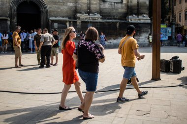 Lviv, Ukrayna, 18 Ağustos 2024 Lviv sakinleri ve turistler tarihi şehir merkezinde yürüyorlar. Ülke savaşta olmasına rağmen, çoğu işletme açık ve insanlar normal bir hayat yaşamaya çalışıyor..