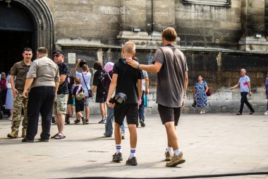Lviv, Ukrayna, 18 Ağustos 2024 Lviv sakinleri ve turistler tarihi şehir merkezinde yürüyorlar. Ülke savaşta olmasına rağmen, çoğu işletme açık ve insanlar normal bir hayat yaşamaya çalışıyor..